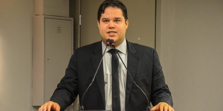 ÁUDIO: Deputado afirma que Adriano Galdino não tem condições legais de disputar presidência da ALPB