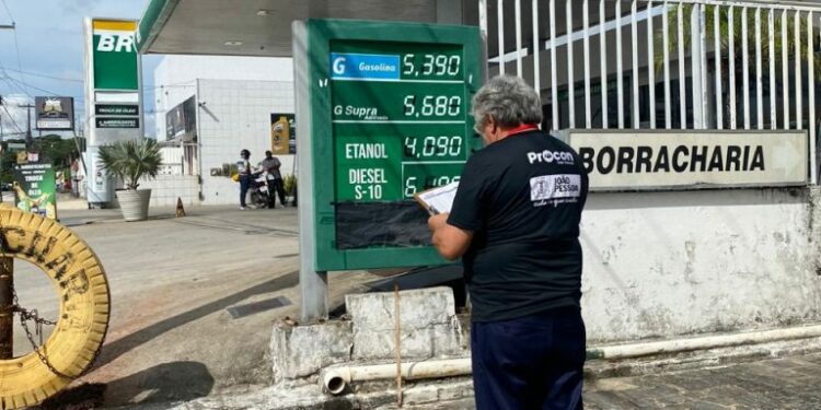 Pesquisa registra diferença de R$ 0,23 no preço da gasolina, que oscila entre R$ 5,240 e R$ 5,470 na Capital