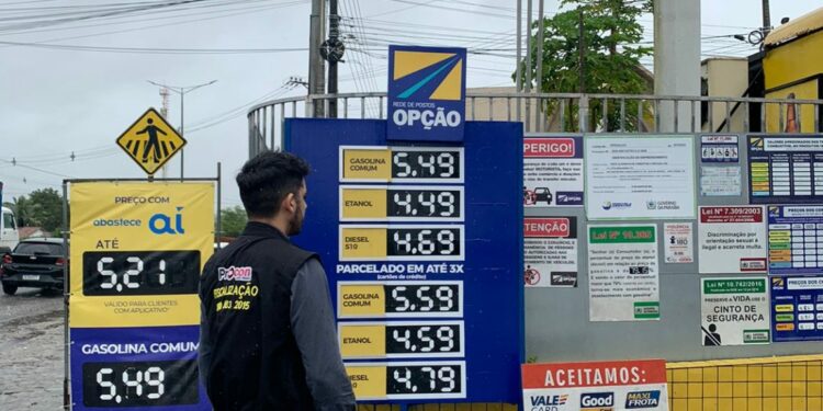 Oito postos que anteciparam aumento da gasolina e do álcool previsto para o dia 1º de julho são multados na Capital