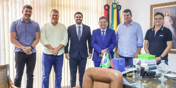 Adriano Galdino e presidente da FAMUP convidam prefeitos para sessão sobre redução do FPM